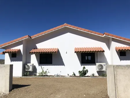 Romantic getaway on the Caribbean with private plunge pool. Отели рядом с достопримечательностью «Cas Abao Beach»