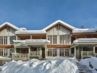 Ski in Ski out condo with private Hot Tub backing on Golf course. 2 bed 2 bath. Hotels in Sun Peaks