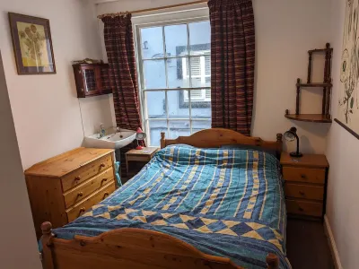 Big house ideally located for families and pets with steps to the beach. ​ Cromer Beach附近的飯店