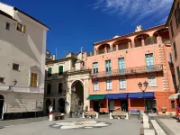 Sunny, updated apartment with balcony in Finalborgo and near gorgeous beaches