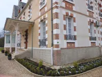 detached cottage in the castle in Sologne (18)