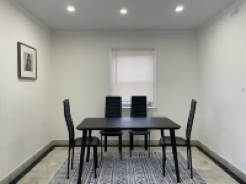 Bright & refreshing Port Credit apartment - 4 mins to the lake!