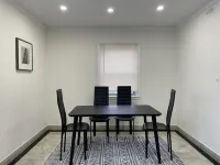 Bright & refreshing Port Credit apartment - 4 mins to the lake!