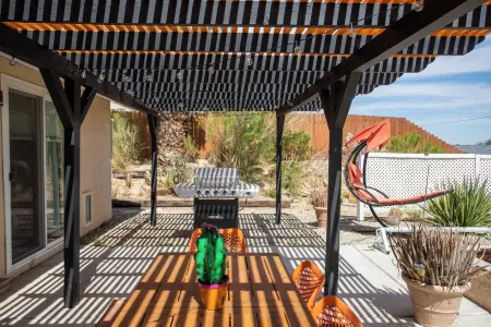 Escape to Serenity: 3-Bed, 2-Bath Home with Pool and Views plus WiFi and AC Отели рядом с достопримечательностью «Desert Hot Springs Chamber-Commerce»