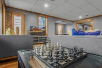 15 Min from Campus! Large 2BR Perfect for Groups!