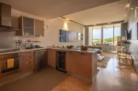Eagle Beach Area Sunset Getaway w/King Bed