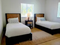 Bimini Dreams, Steps from the Beach, optional Golf Cart rent のホテル