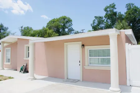 Cozy Boho Guest House w/Patio - 6 min from the beach!