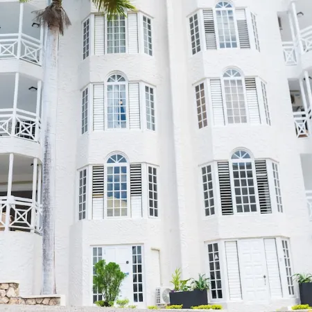 Falcon Views/Free Airport Transportation/Gated Complex/Security
