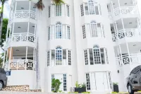 Falcon Views/Free Airport Transportation/Gated Complex/Security โรงแรมใน