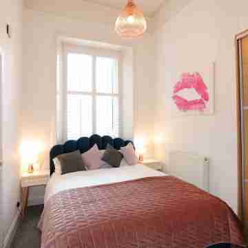 Dalmeny Street Apartment Bright Modern 1 Bed Flat - 10 Mins from City Centre Rooms