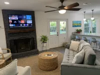 Remodeled Midcentury Home 미를 그로브 호텔