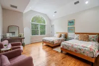 The President MansionLuxurious Family Retreat - 1.5 Miles to Beach