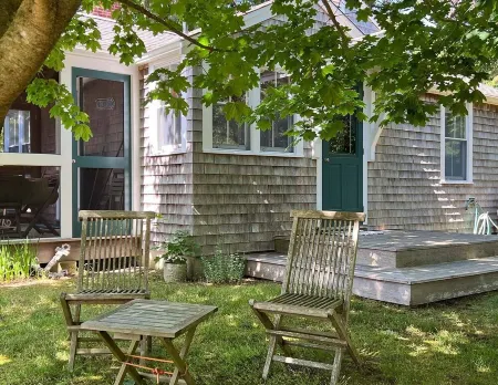 Charming Sun Filled Eastham Cottage at Fort Hill Отели в г. Истам