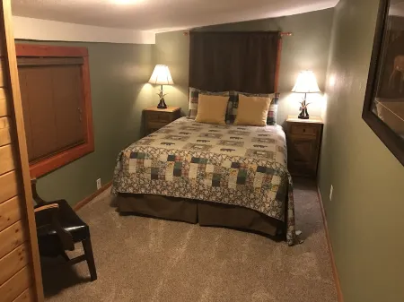 COZY CABIN, 2Br/1Ba Central Air/Heat, 6 PRS HOT TUB Отели рядом с достопримечательностью «Moon Mountain»