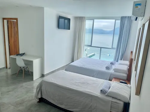 Ponta Leste - Beautiful house in a gated community with pier and beach x1f3dd;. Hotel a Angra dos Reis