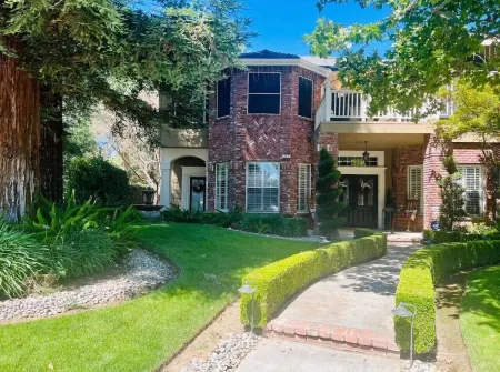 "The Andalusian Manor" Private Luxury Suite Отели рядом с достопримечательностью «Sierra Vista Kiosk - Fresno County Public Library»