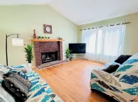 Spacious 5-bedroom house with pool table near UofM Hotels in Pittsfield Charter Township