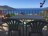 2 bed self contained furnished flat with pool, 5 mins from town and beach.