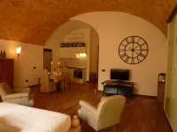 Charming 1600s open space in the historic center. Hotels in Marino
