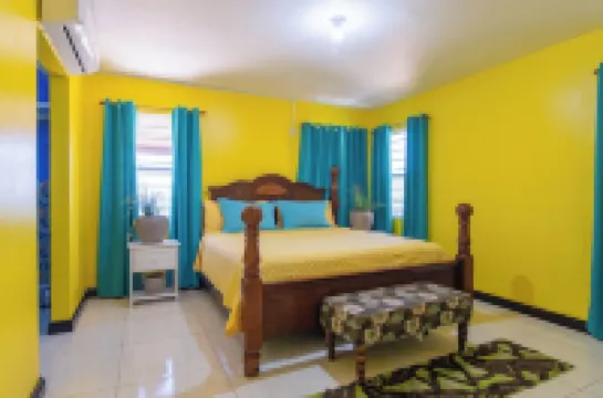 Gated Beachfront House - 10 Minutes from Kingston Hotels in 