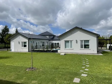 “La Bella Vida”   Is a brand new home enhanced by fabulous comfort! Отели в г. Либертадор Сан Мартин