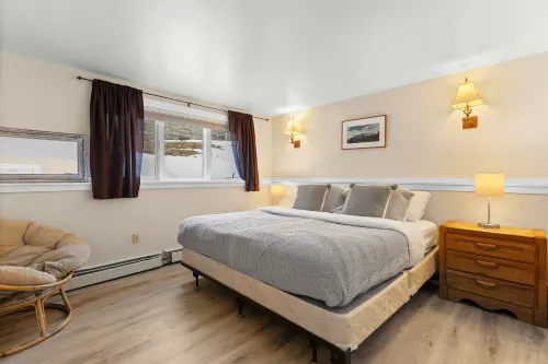 Scenic Mountain Views and Cozy Wood Stove - Charming Slopeside Getaway Hotels in Killington