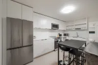 Modern, new suite close to trails, mountains and beaches Hotels in North Vancouver