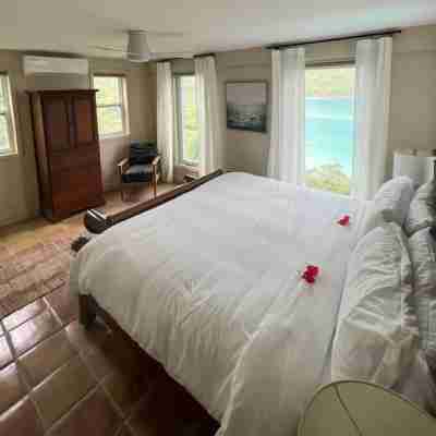 Newly-updated, spacious, private foot path to beachfront, stunning ocean views Rooms