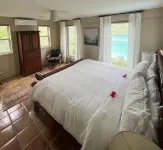 Newly-updated, spacious, private foot path to beachfront, stunning ocean views