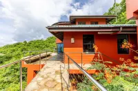 Paradiso Ocean View. A perfect getaway.10 mins drive to Smugglers Cove Beach.. Hotel a 