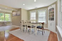 Lovely 2 bedroom- kitchenette