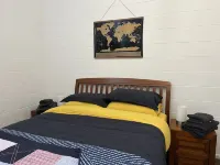 Family friendly apartment walking distance to Castlemaine’s restaurants.