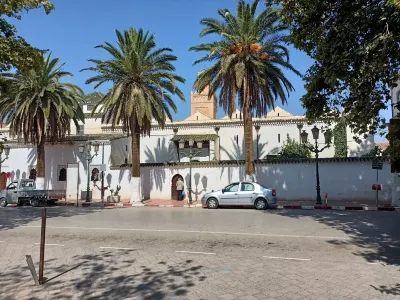 New house, bright, arabesque, new strategic city center Hotel di 