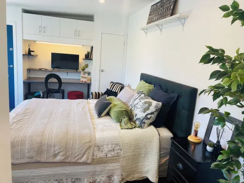 STUDIO 22 . 5 minute walk to sand.