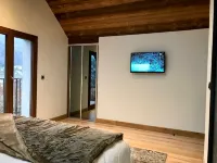 Villa 200 m from Lake Annecy with terrace and parking Hoteles en Sévrier