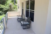 Charming 1-bedroom apt with AC and WiFi in Clarkescourt Bay near to the Marina. Hotels in Petit Calivigny