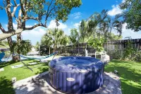 Dior Gorgeous Waterfront Villa, Infinity Pool & Hot Tub, Poker & Cinema rooms