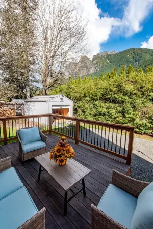 Unique/modern/Mt Si/Shopping