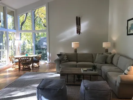 4 Bedroom 3 Bath Spacious House on Golf Course blocks from the Beach! Отели в г. Фонтана-он-Дженива Лейк