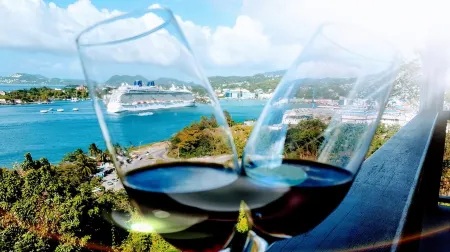 Ocean View Villas just a short walk from La Toc Beach! Отели рядом с достопримечательностью «La Toc Beach»