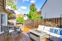 Near Shops & Cafes: Beaverton Haven w/ Luxe Decor! - Badekar