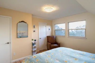 Charming Crestone Mountain Cottage- 1 mile from town!