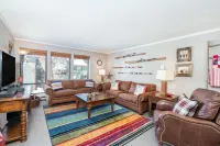 West End Walk to Lift 7 Hot Tub, Parking, Open Kitchen + Living Space 2 Bedroom Condo by RedAwning - 停車場