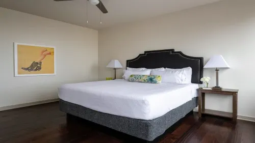22nd FL Bold CozySuites with Pool, Gym