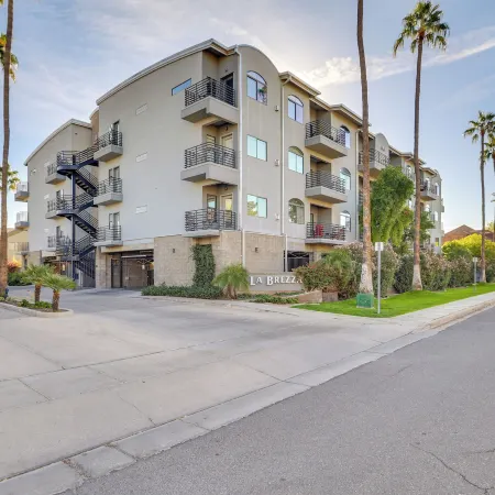 < 1 Mi to Biltmore Fashion Park: Condo w/ Pool!