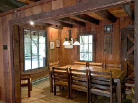 31sw - Fireplace - Wifi - Washer/Dryer - Sleeps 4 2 Bedroom Home by RedAwning