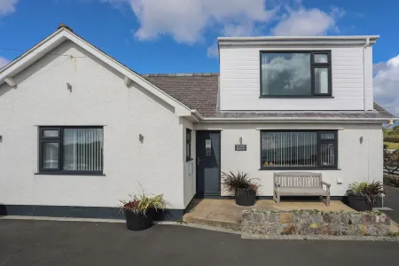 Porth Ewyn Отели рядом с достопримечательностью «Porth Dafarch»