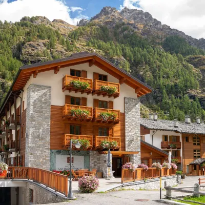 Hotel Lo Scoiattolo Hotels near Crest - Alpe Ostafa III