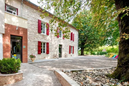 Logis Hotels - Au Colombier du Touron Отели в г. Мадайан